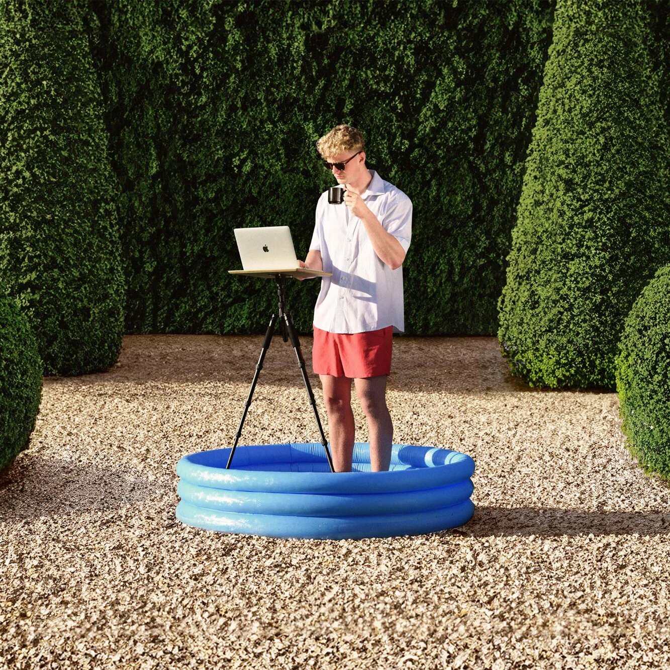 Tripod Desk - Mobile Workspace